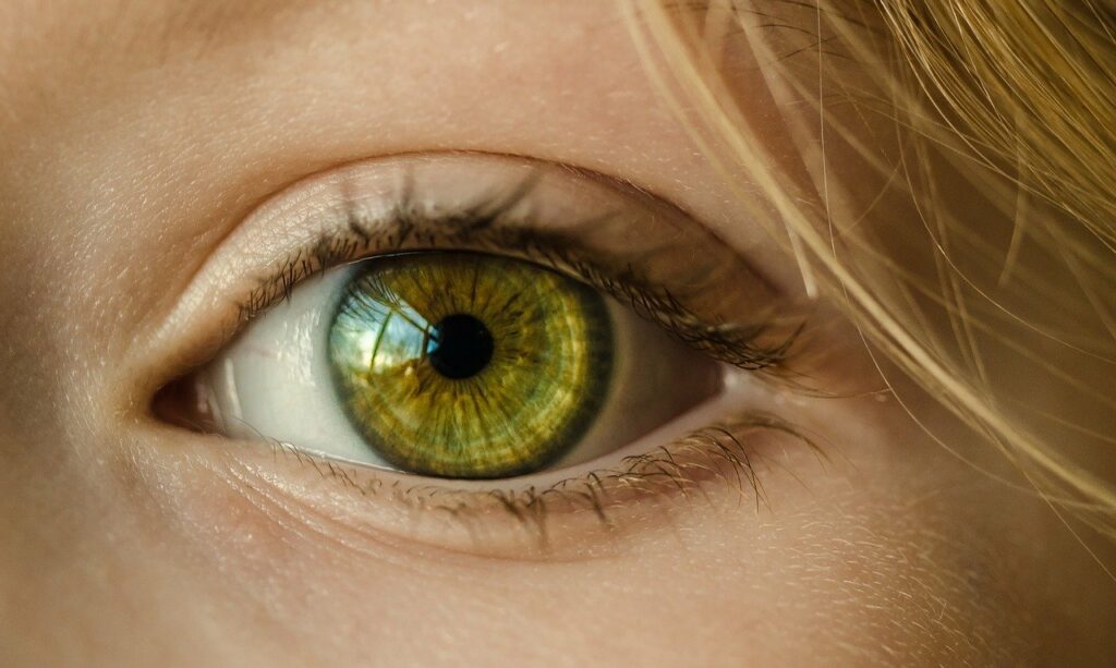 Auge Nahaufnahme Augenschmerzen beim Zocken Rote trockene Augen Gamer