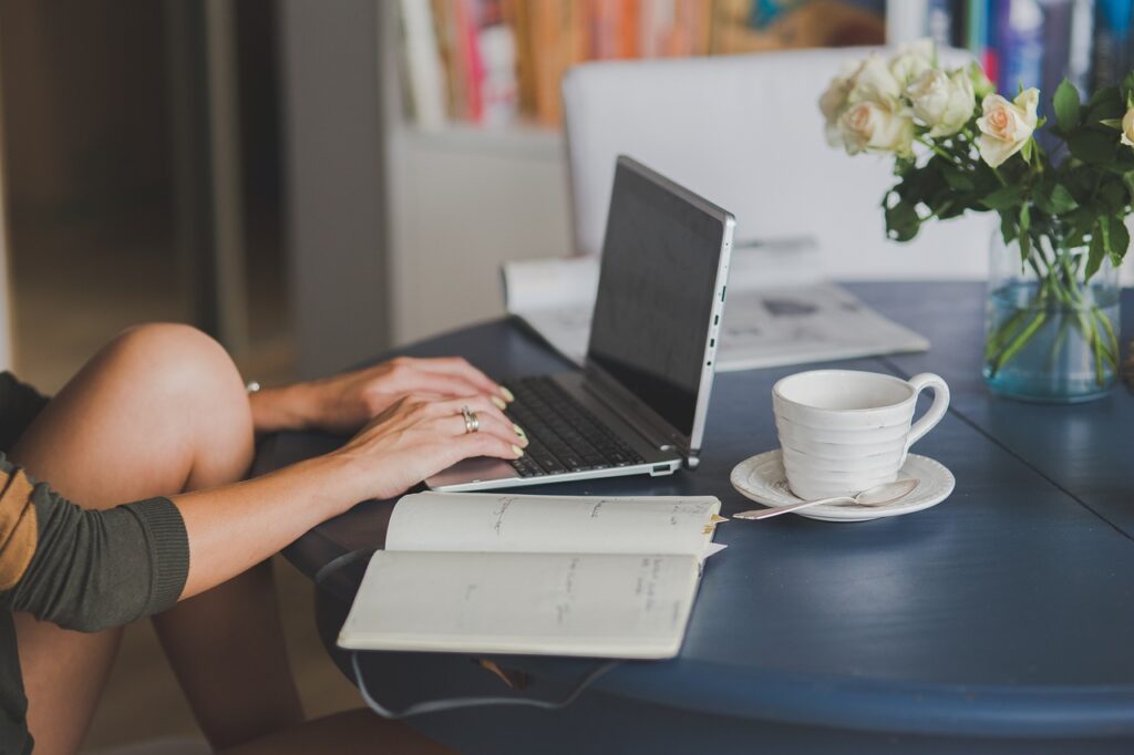 Frau Laptop Arbeit bloggen Online Marketing Blog gründen Vor- und Nachteile