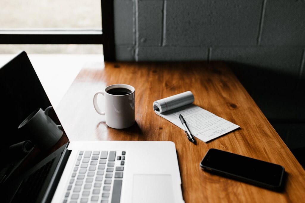 Laptop Smartphone Kaffee Notizen Minimalistisches Webdesign – Warum so beliebt