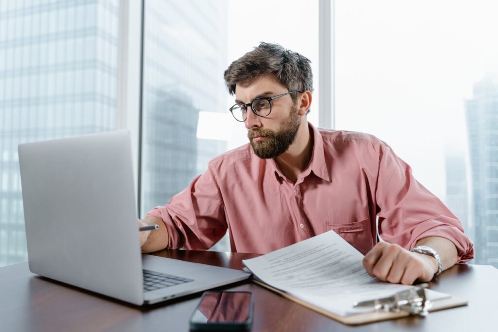 junger Mann arbeitet an seiner Bachelorarbeit Bachelorarbeit im Bereich Gaming – Spannende Themenideen